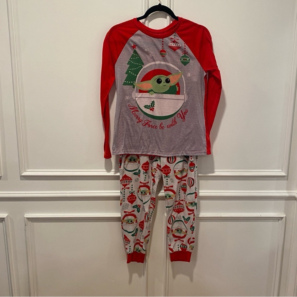 Star Wars Pajamas Women's S/CH Red Baby Yoda Christmas 2 Piece Set Holiday